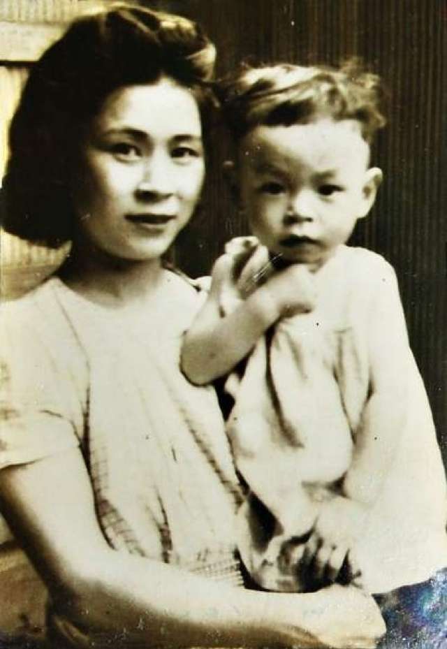 幼年宫崎骏与其母