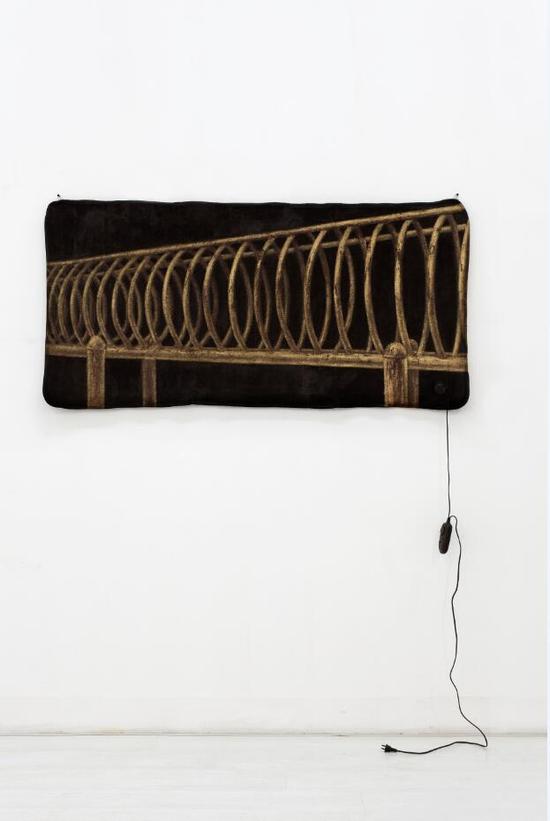 臧坤坤《棕色VIII》 80x160x1cm 电热毯,丙烯等综合媒材 2011年