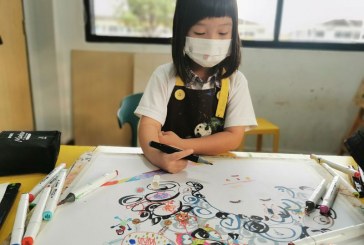 丙烯画_我和我的机器人朋友_董伊馨_国际青少年美术家_少美联赛