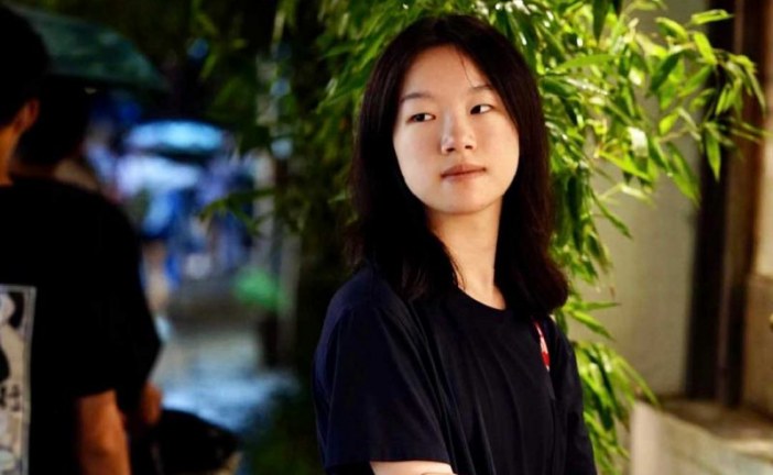 油画_好奇的母亲_姚佳润_国际青少年美术家_少美联赛