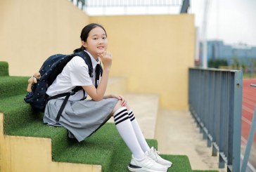 彩铅画_藏族少女_张可然_国际青少年美术家_少美联赛