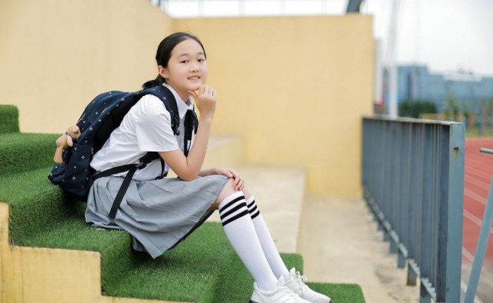 彩铅画_藏族少女_张可然_国际青少年美术家_少美联赛