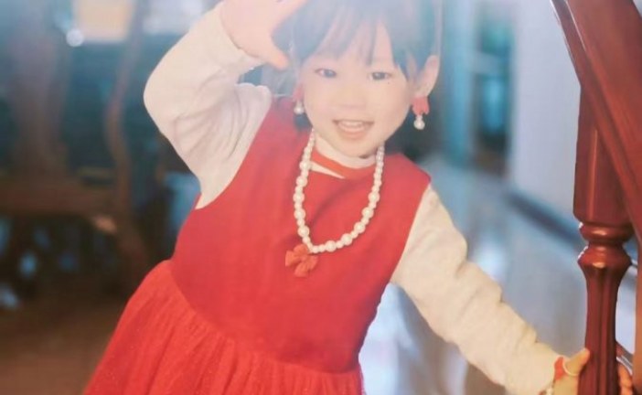 丙烯画_青蛙妈妈生宝宝朋友们来庆祝_费子熙_国际青少年美术家_少美联赛
