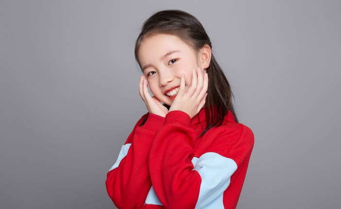 油画《听海》王开颜_国际青少年美术家_少美联赛